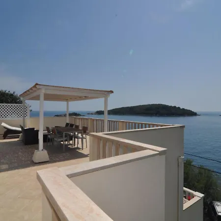 Holiday Home Marina- Beachfront, Sea View And Free Parking Molunat Kültér fotó