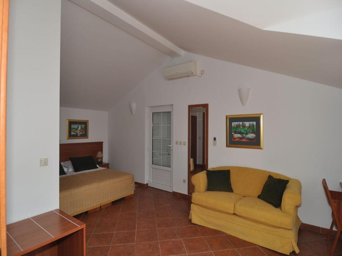Apartment Marina- Beachfront, Sea View And Free Parking Molunat