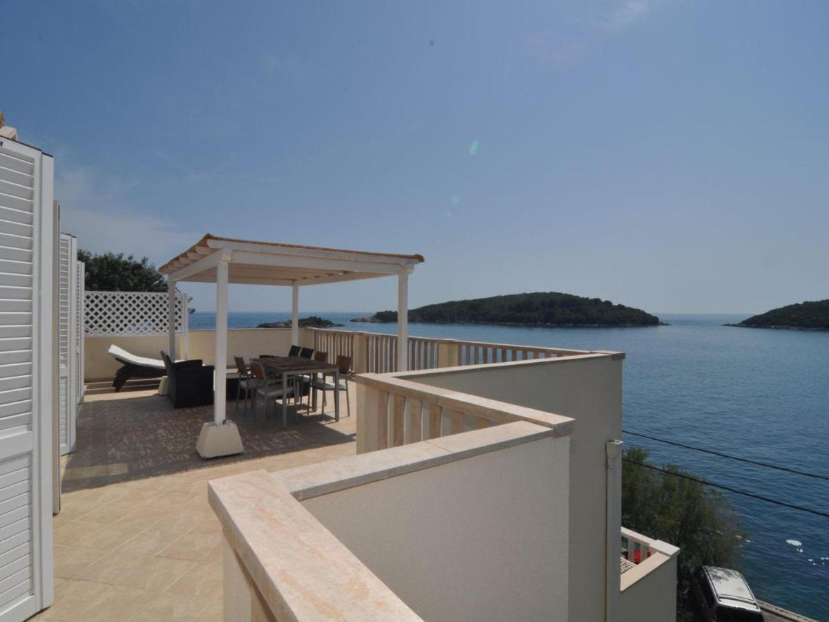 Marina- Beachfront, Sea View And Free Parking Apartment