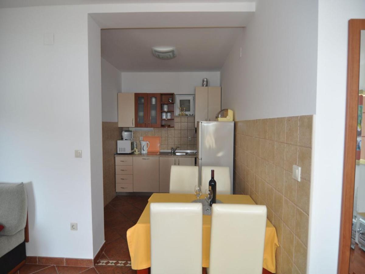 Marina- Beachfront, Sea View And Free Parking Apartment
